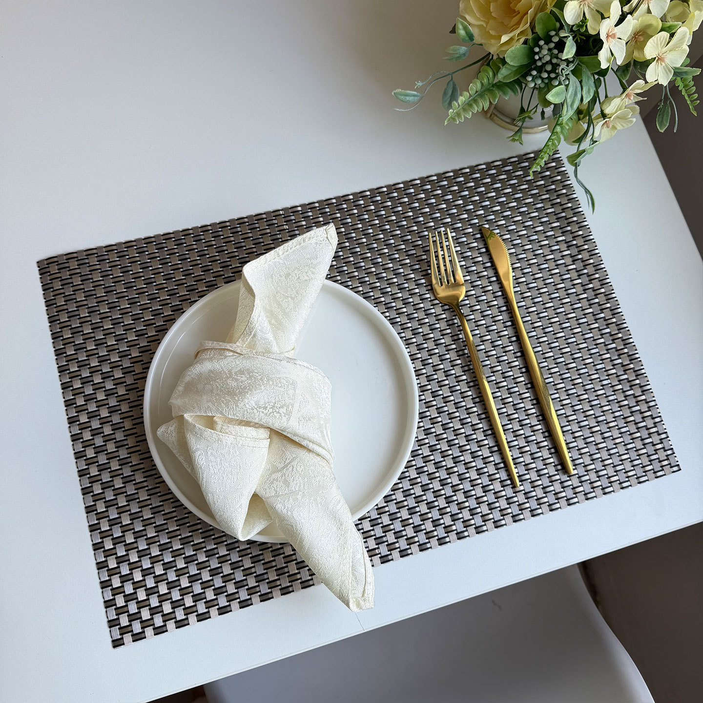 Cojín de comedor de PVC Teslin 8x8 espesar cojín de platos de comedor occidental alojamiento de mesa de hotel transfronterizo cojín de taza de té de lujo ligero oro