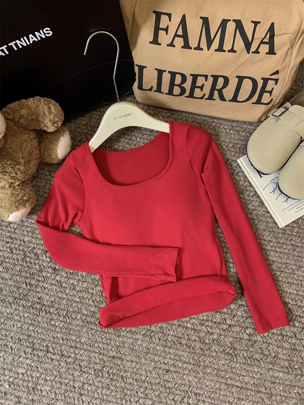 Otoño y invierno coreano abrasión ropa interior de cuello cuadrado con cojín de pecho caliente manga larga delgada camiseta de vestir en la camiseta