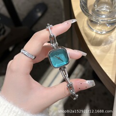 方糖腕時計の女性モデルの軽豪華な女性の透かし彫りのチェーン式の高級感の文芸の気質の清冷感の石英時計