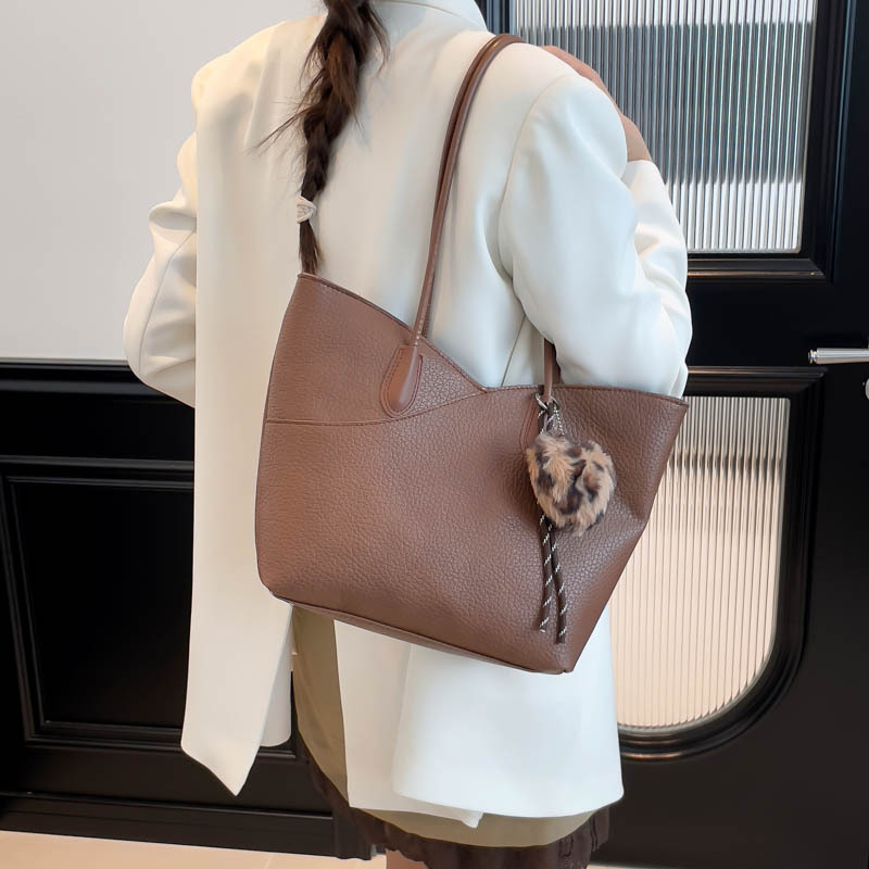 Bolsa de mano de textura superior para mujeres 2026 nicho transfronterizo bolso de hombro ligero de lujo de gran capacidad de viaje a la braza