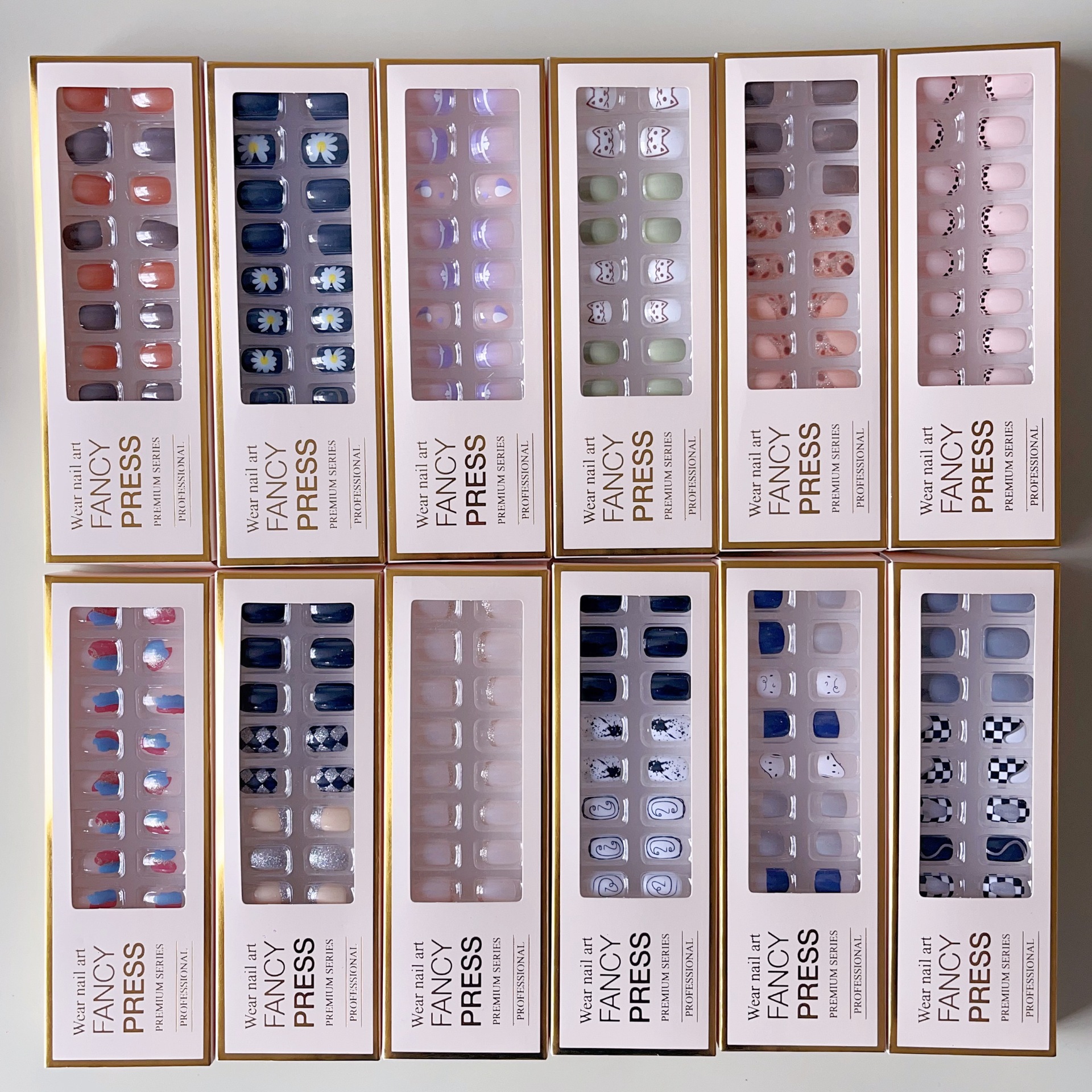 Los fabricantes venden al por mayor las nuevas piezas de uñas de salón europeas y americanas, 24 piezas, conjunto de uñas de mano, pegatinas terminadas, caja blanca pequeña, fuente de tienda de 2 yuanes