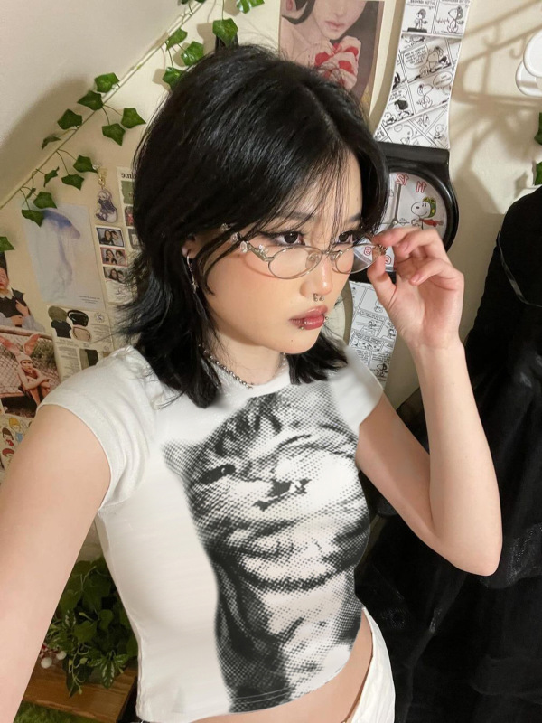 アメリカンホットガールプリントキャットTシャツデザイン、ファッショナブルでトレンディーなスタイル、女性用のタイトフィット、スリムフィット、ショートトップ|undefined
