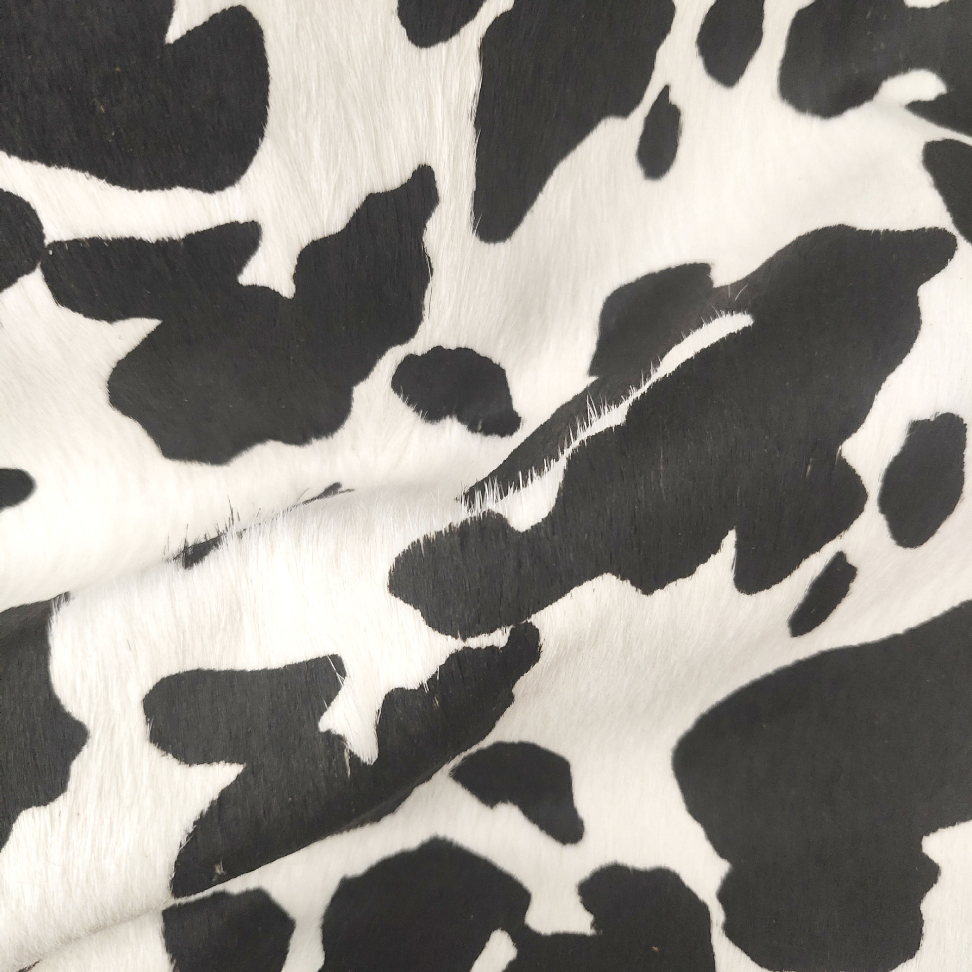 现货奶牛毛皮革黑白奶牛纹地垫头层牛毛皮箱包面料奶牛纹印花