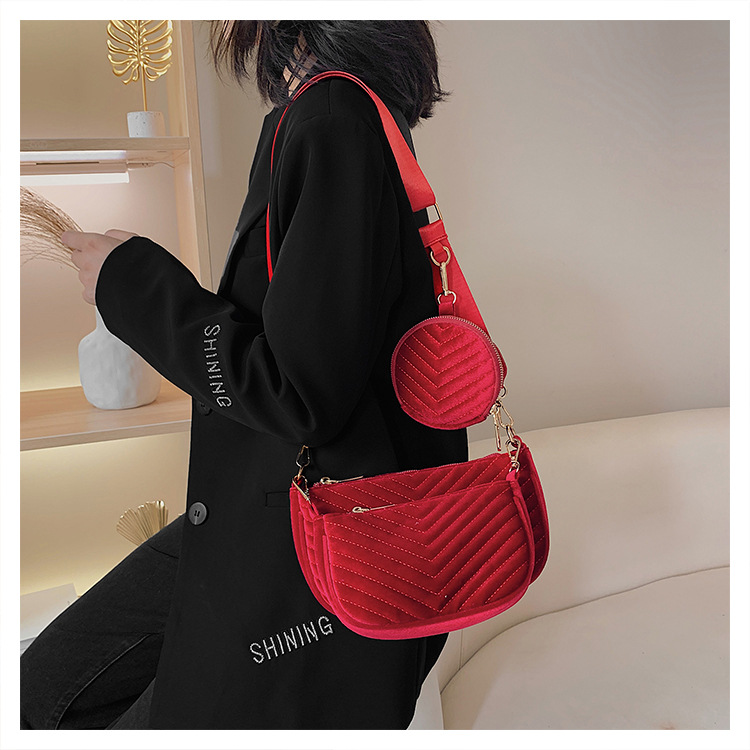 2021 New Autumn And Winter Gold Velvet One-shoulder Wide Shoulder Strap Bag Fashion Casual Messenger Small Bag display picture 1