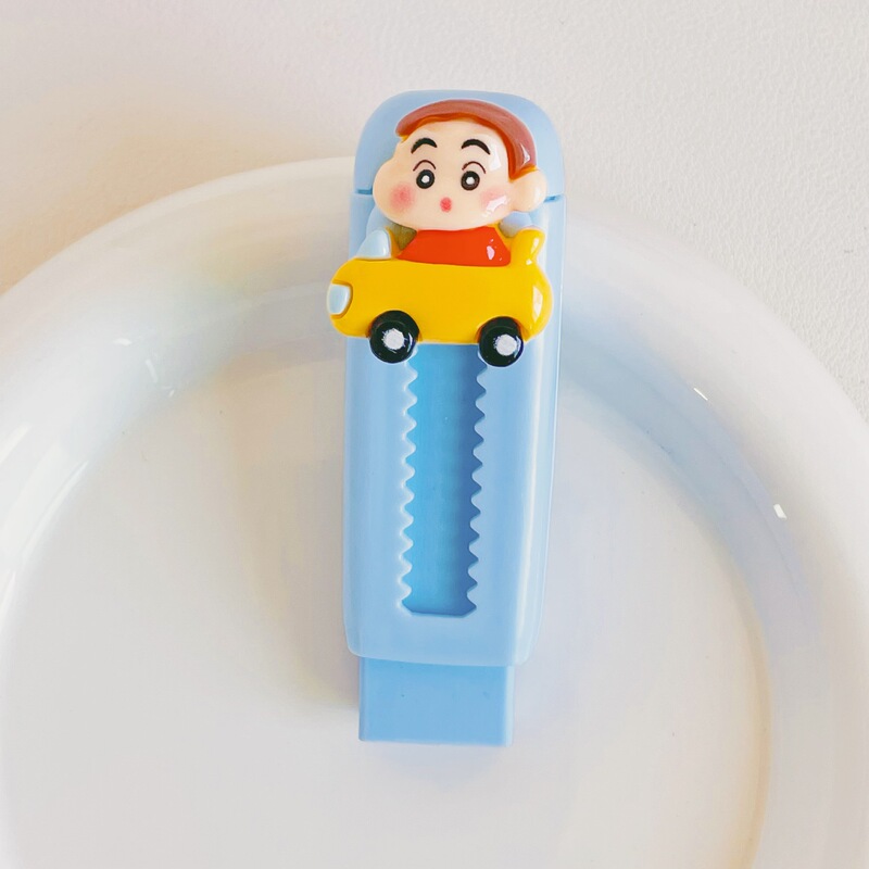 押し引き消しゴム小学生専用の絵の具を拭きます。|undefined