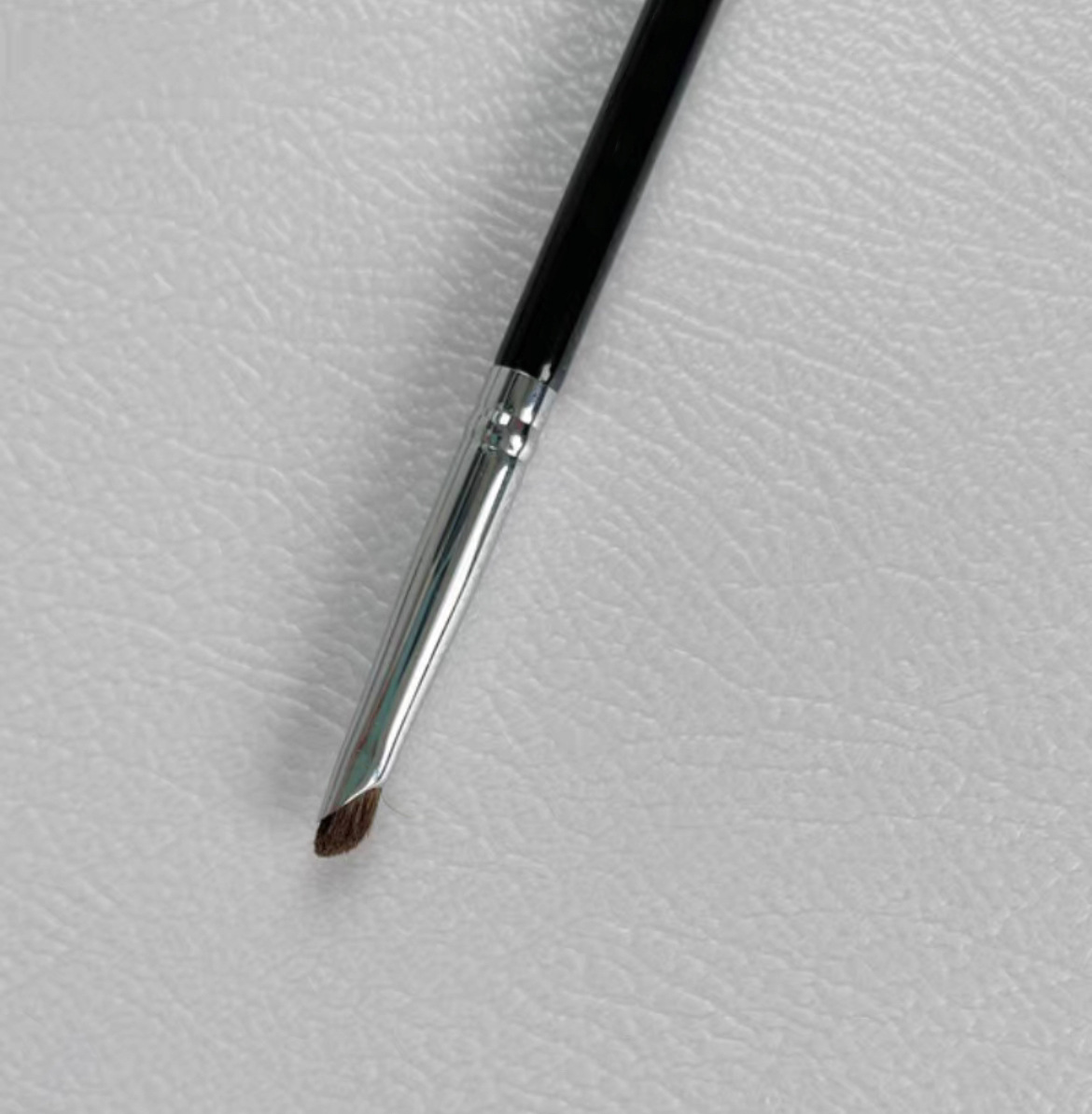 Double-headed sickle blade eyeliner brush, flat bevel Angle horizontal silkworm pen, eyeshadow brush, detail brush, eyelid down to makeup brush undefined