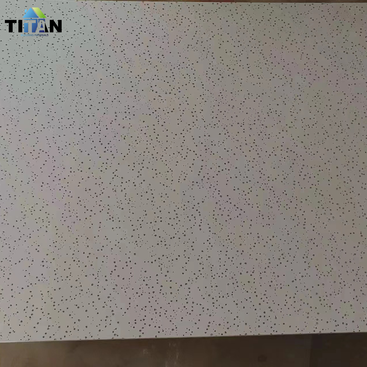 Tablero de lana mineral techo de oficina Clase A ignífugo a prueba de humedad y absorbente de sonido techo decorativo 60x60cm