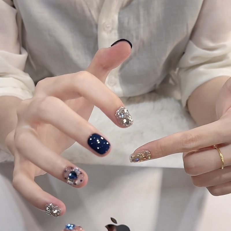 [Cerulean Starry Sky] Handmade, wearable nail tips in a blue hue, designed to enhance your complexion and create a sophisticated look. Set of 10