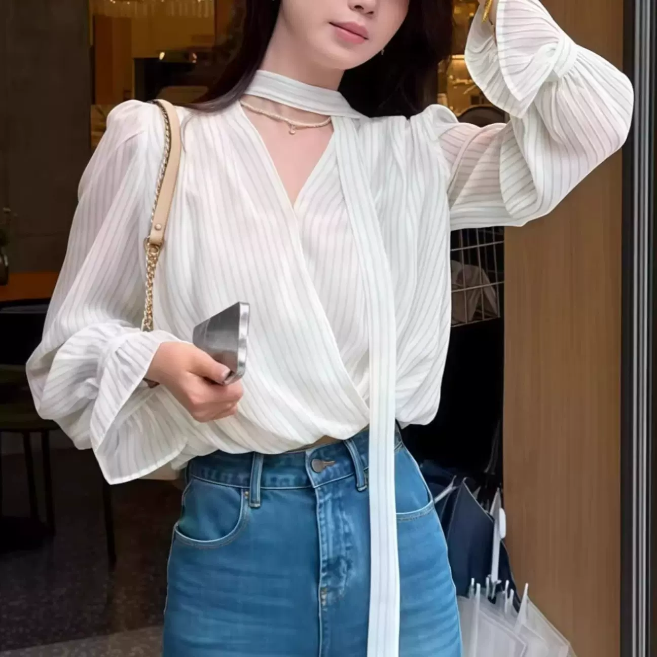 法式温柔感条纹V领飘带长袖衬衫女2025新款秋季轻奢百搭通勤上衣