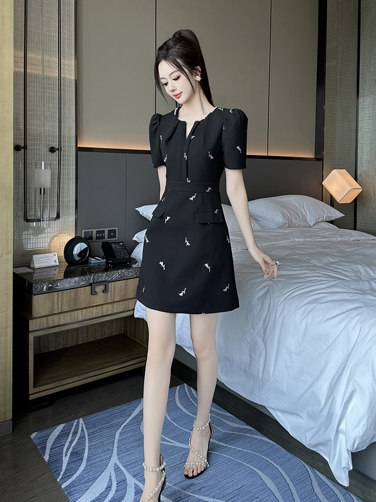 Váy ngắn tay thêu phong cách Hepburn mùa hè cho nữ, cổ tròn chữ A, dáng suông — Màu đen