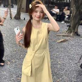 送小背包 设计感饰品清纯温柔黄色连衣裙女夏圆领收腰显瘦a字长裙