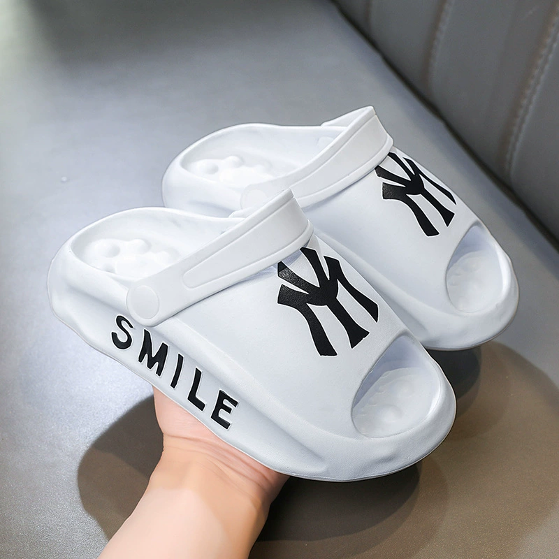 Новые летние детские тапочки для мальчиков, нескользящие сандалии на мягкой подошве для верхней одежды, двухслойные сандалии для детей среднего и старшего возраста, мультяшные.