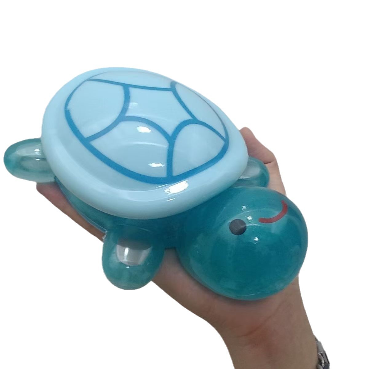 La gran tortuga luminosa se coloca en la caja de almacenamiento Big Mac. La decoración del abuelo de la tortuga luminosa toca los juguetes de decoración del escritorio creativo