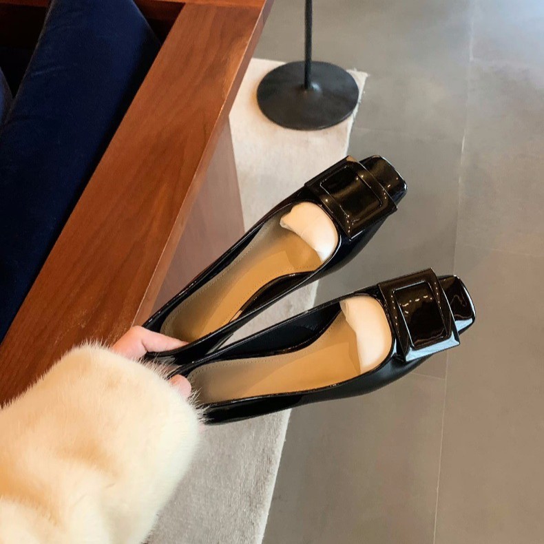 Versión de piel de vaca ~ Tacones altos de tacón grueso de cuero con hebilla cuadrada francesa