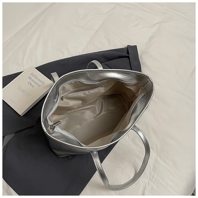 The 2025 summer new stylish and simple tote bag is a casual and trendy large-capacity tote bag with a niche design for women undefined
