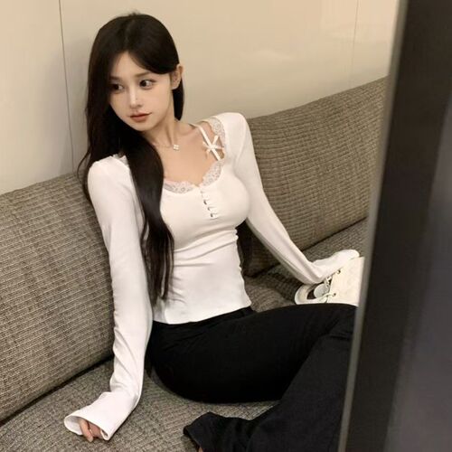 Pure, alluring white niche two-piece long-sleeve T-shirt—autumn/winter versatile patchwork lace, fitted design with floral-edge base layer for edgy, chic looks.