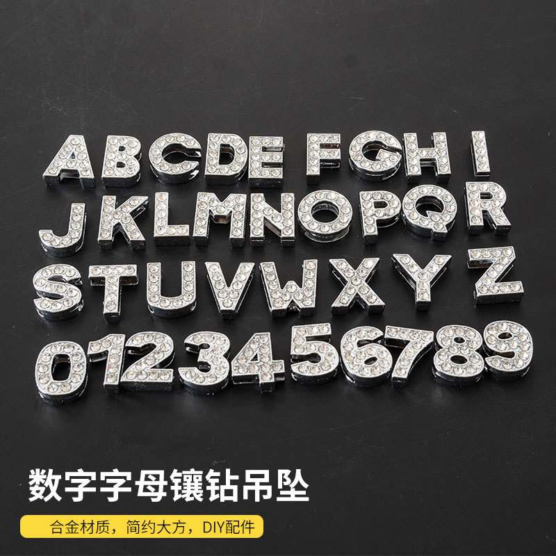 英語のアルファベットの数字の合金のネックレスのペンダントはダイヤモンドのブレスレットのペンダントのアイデアのアクセサリーの手作りのDIY材料を入れます。