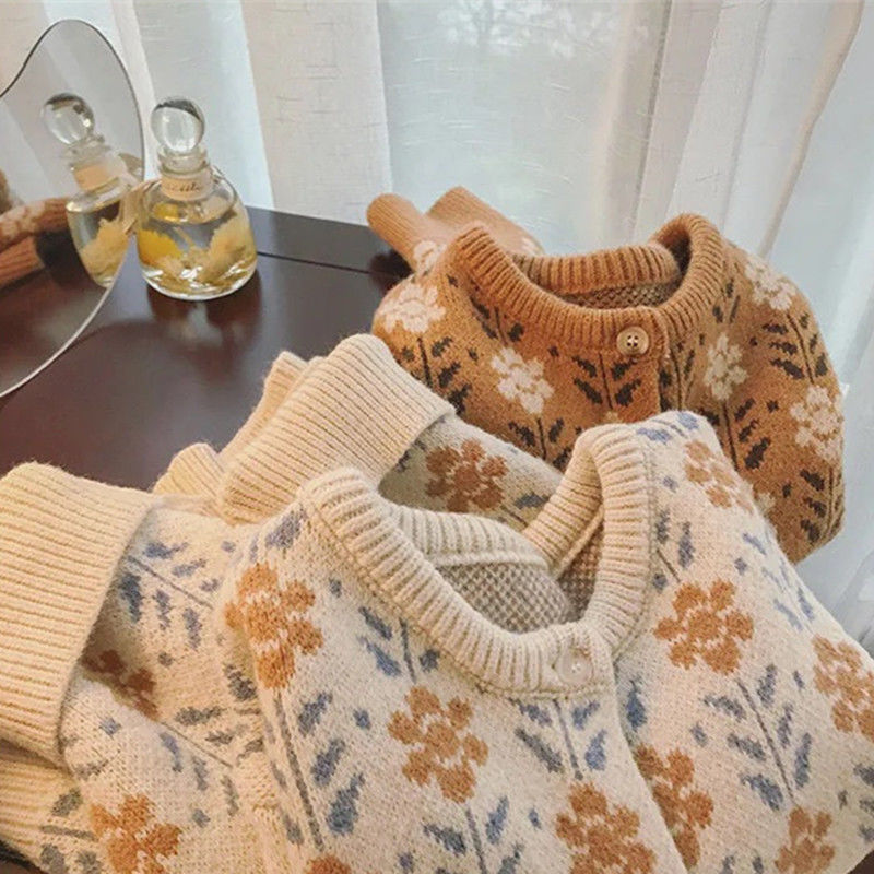 Retro knitted spring cardigan with a round collar