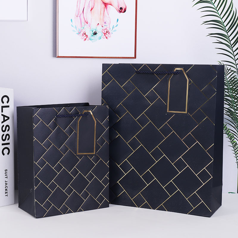 Bolsa de regalo de estilo de textura de cuero de alta gama Bolsa de cartón blanco a cuadros dorado creativo Nuevo en stock bolso al por mayor