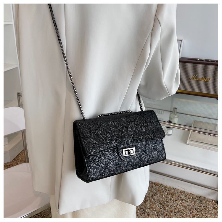 Vrouwelijk Medium Kunstleer Effen Kleur Ruit Street High Street Vierkant Flip Onderarmtas display picture 3