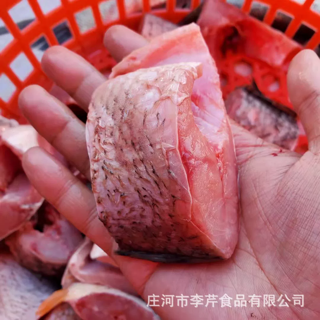 Ли Цинь Живая рыба в местном водохранилище Далянь Живая рыба в настоящее время обработана кусочками белого Амара/мясом карпа