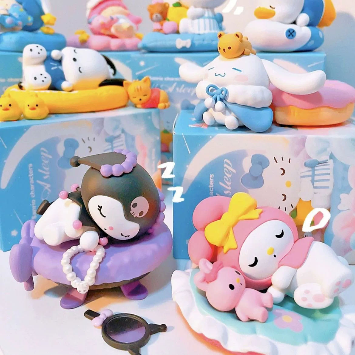 Настольная фигурка (Sanrio) Kurome, Melody и Cinnamon Dog — слепой бокс, спящие коллекционные фигурки