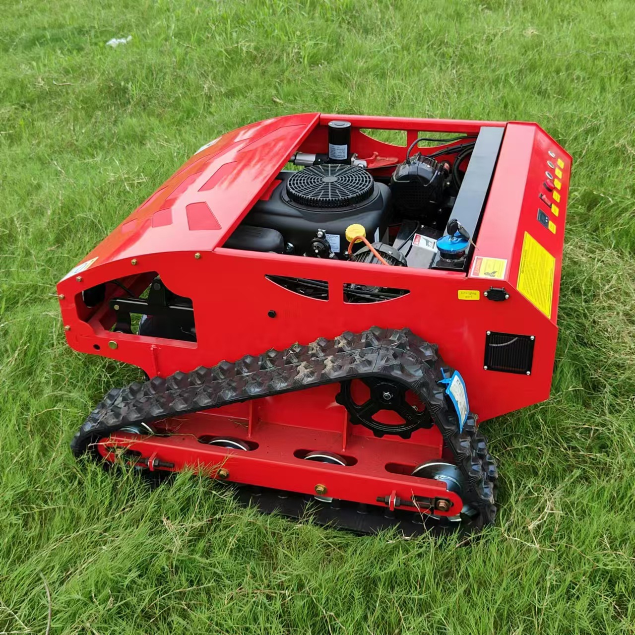 出口白俄罗斯遥控智能割草机 履带式自走剪草机 球场草坪碎草机