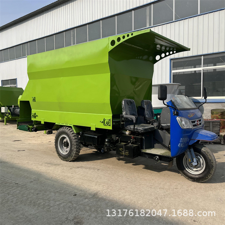 Vehículo diesel de mezcla y lanzamiento de vacas y ovejas, camión de distribución de césped para la agricultura, camión de distribución diesel de tres ruedas