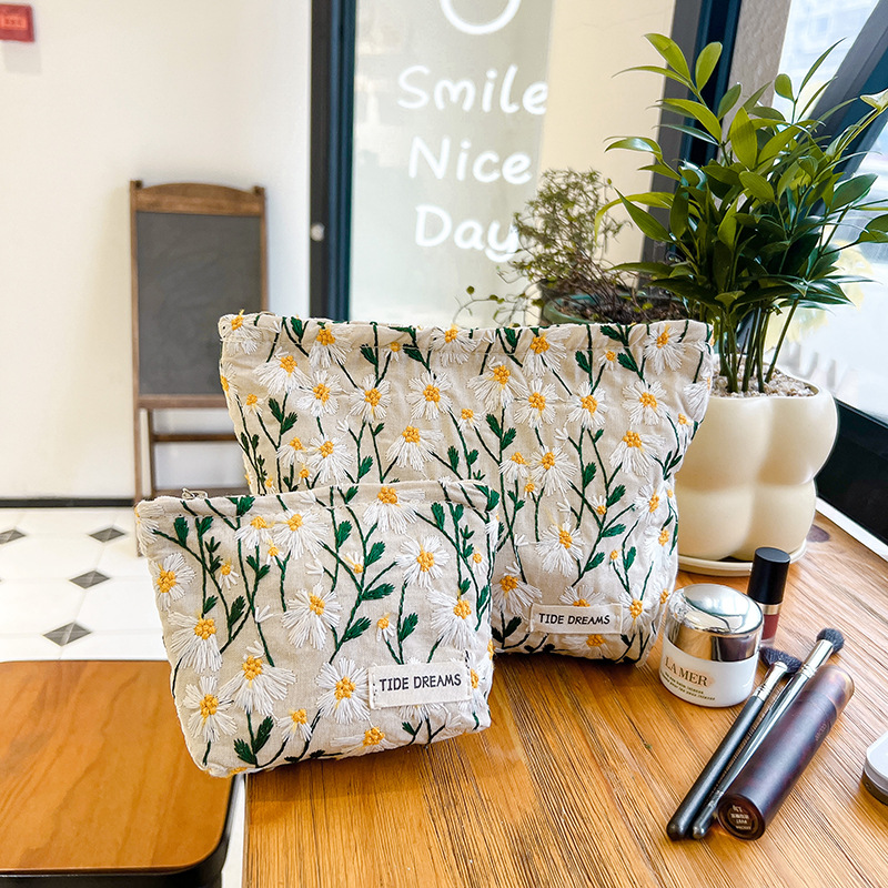 Simple Makeup Wash Bag Small Fresh Embroidered Daisy Flower Vintage Women's Artistic Cotton Linen Large Capacity Clutch Bag