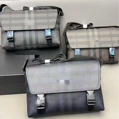 男士邮差包单肩斜挎包新款背包时尚潮流休闲通勤大容量格子男包