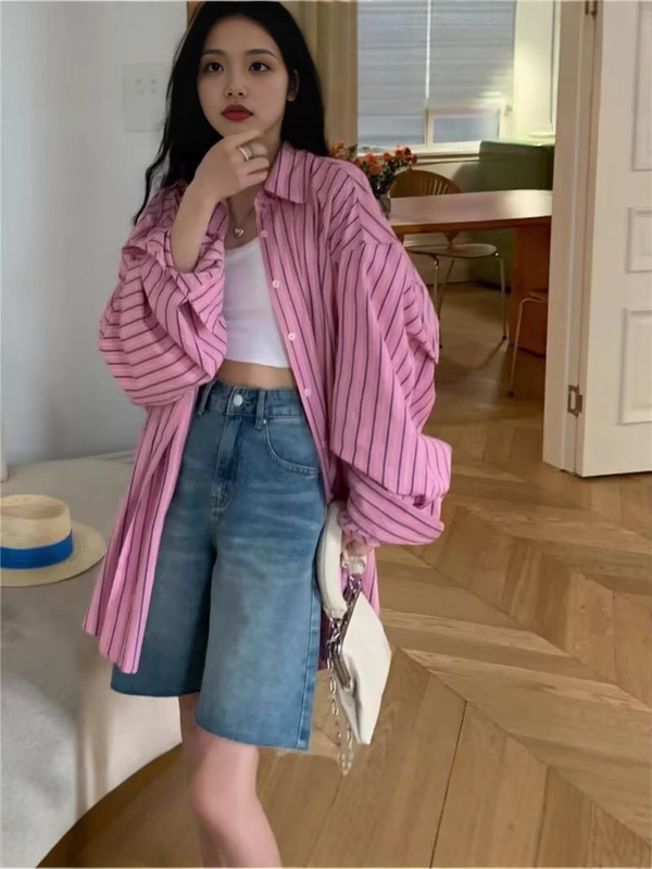 フランスの春秋のゆったりした大きい版のピンクのシャツの縦縞のシャツの女性の中で長いタイプのoversizeの薄いタイプのコートの女性|undefined