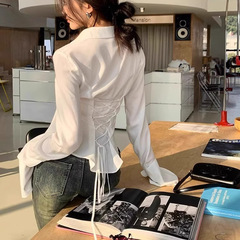 ラッパの袖の長袖のシャツの女性の春と秋の薄いタイプのフランスのデザイン感の小さい大衆の結び目のシャツは腰の上着を収めます。