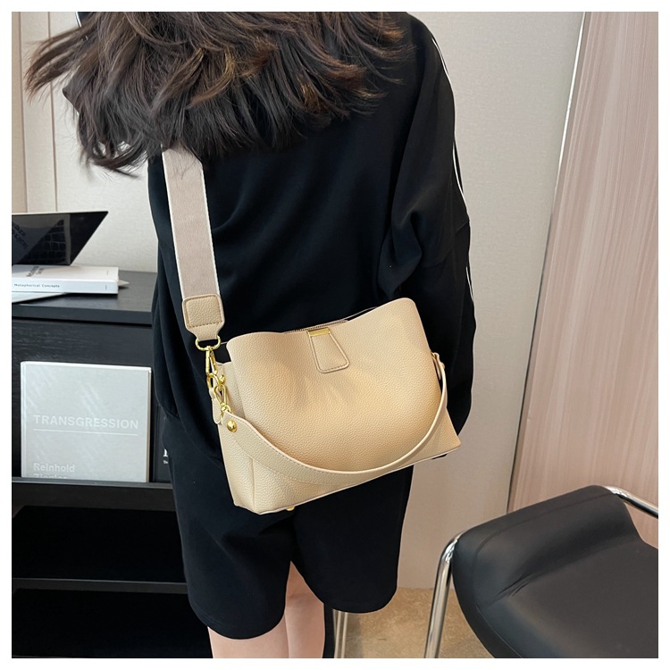 Women's Small Pu Leather Solid Color Basic Zipper Crossbody Bag Bucket Bag display picture 12