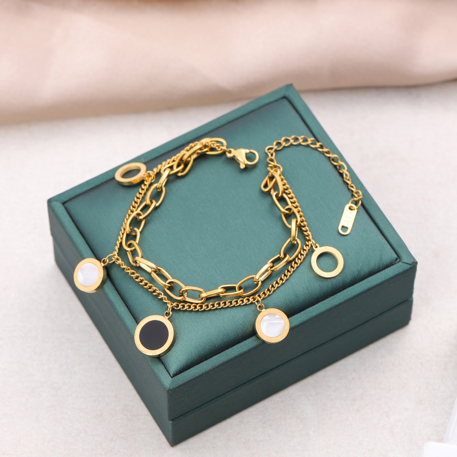 Ventas transfronterizas calientes nuevas pulseras de acero de titanio personalidad femenina de alto nivel diseño ligero de lujo moda temperamento versátil joyería de acero de titanio image 33