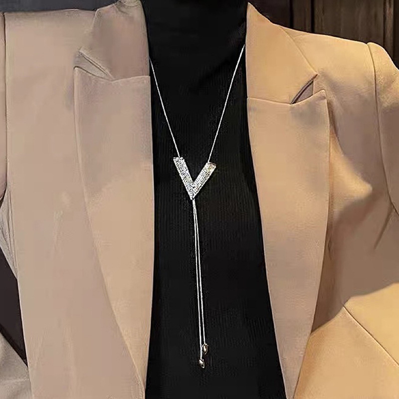 Estilo coreano Otoño e Invierno gran cadena de suéter femenino en forma de V de alto grado versátil calle hip hop elegante cadena de suéter de Cercanías de moda de las mujeres image 3
