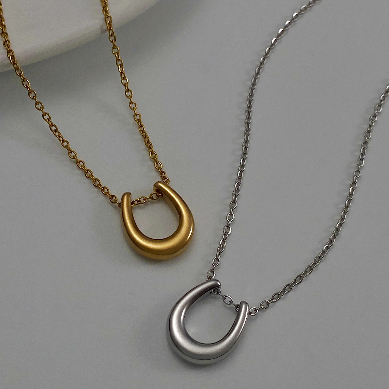 Collana con ciondolo a forma di ferro di cavallo a forma di U, di lusso, leggera, di nicchia, con design di alta gamma, catena per clavicola, nuova moda in titanio_voghion.com