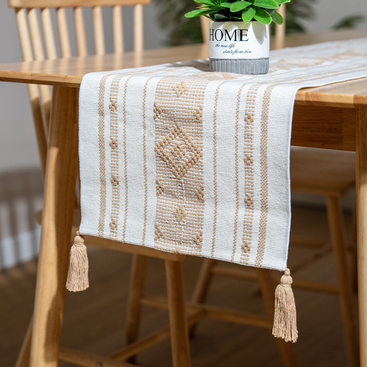 싱글 다이아몬드 펜던트 테이블 러너-베이지