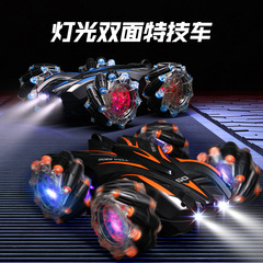 国境を越えた新製品のダブルスプレーのリモコンの特技ドリフト車のディザトーンは照明音楽のオフロードの両面車の子供のおもちゃを持っています。