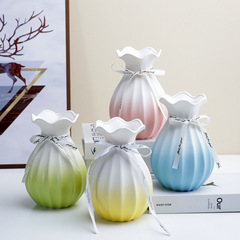 陶磁器の花瓶は乾いた花を挿して満天の星の創意の水培の緑のロリの百合の花瓶を挿して飾ります。