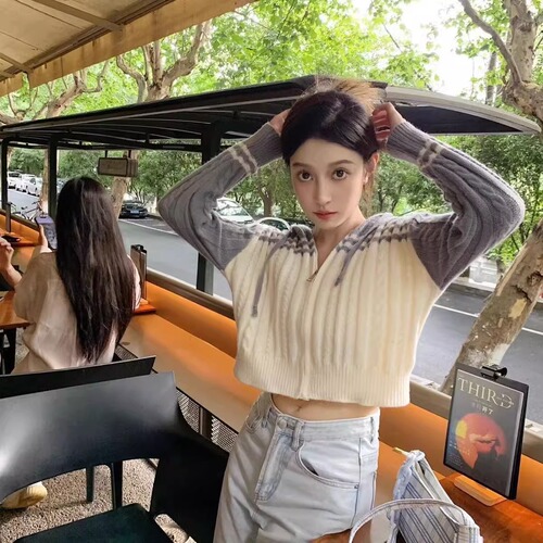 Hooded contrast color Korean version twist zipper knitted early spring coat cardigan women's new slim short top trend