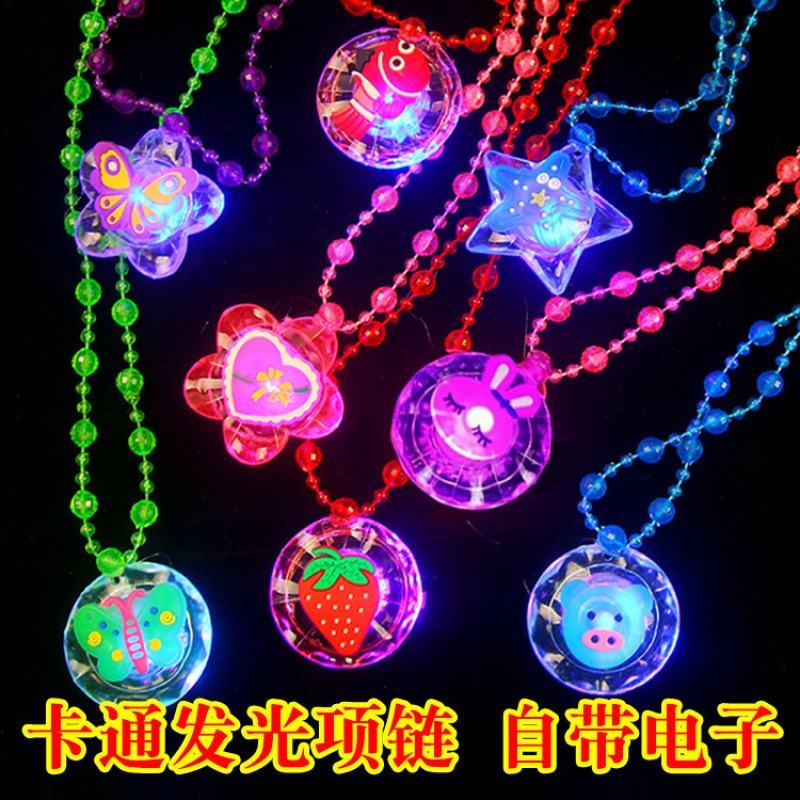 Yiwu pequeño mercado de productos básicos juguetes para niños al por mayor regalos del mercado nocturno bajo 1 yuan puesto nuevos pequeños regalos luminosos.