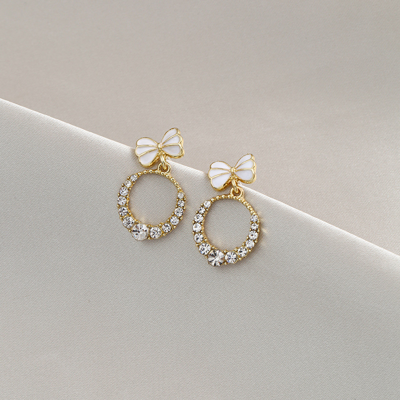 Pendientes transfronterizos, pendientes de metal de alta calidad, pendientes de 2025 nuevos pernos de moda, temperamento ligero y lujoso, pendientes de atmósfera