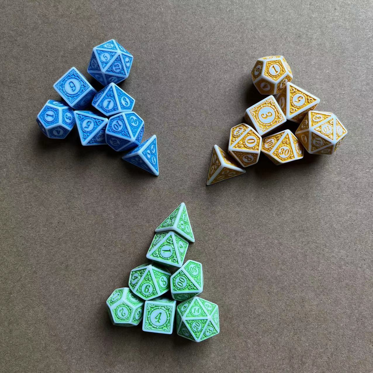 七个一套复杂图案白色 点彩油2