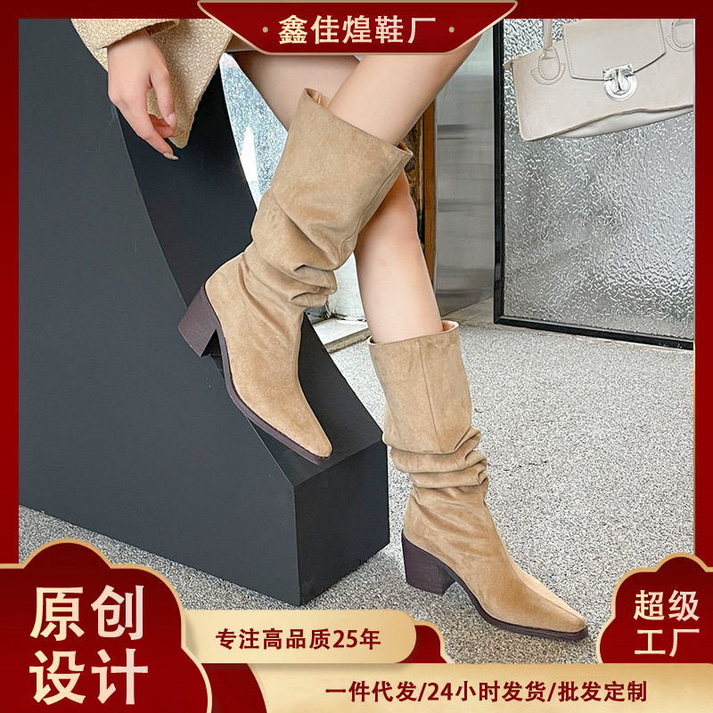 Bốt nữ cao cổ gót chunky mũi vuông, ống rộng xếp nếp phong cách Tây, gót 6–8 cm — quần kaki, đen