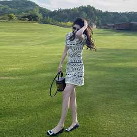2026新款气质连衣裙女针织夏季短款显瘦休闲修身时尚圆领几何图案