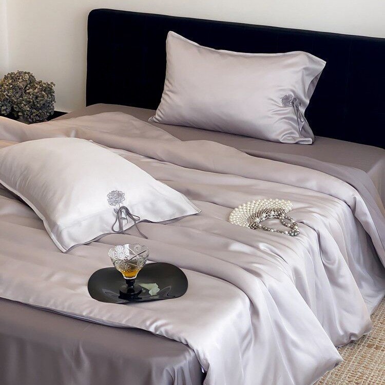 Capa de edredom Summer Cool Ice Silk, elegante e simples, conjunto de quatro peças em Tencel com 60 fios. Ideal para o verão, com toque fresco e sedoso, perfeita para dormir sem roupa._voghion.com