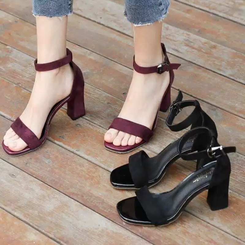 Новые открытые римские сандалии для женщин, лето 2025, средний каблук, массивный каблук, универсальные студенческие слипоны на ремешке, сказочные высокие каблуки для женщин.