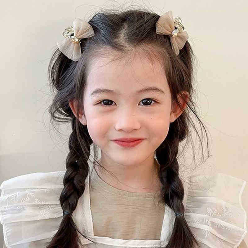 Un par de pequeños clips de doble cara con lazo de champán