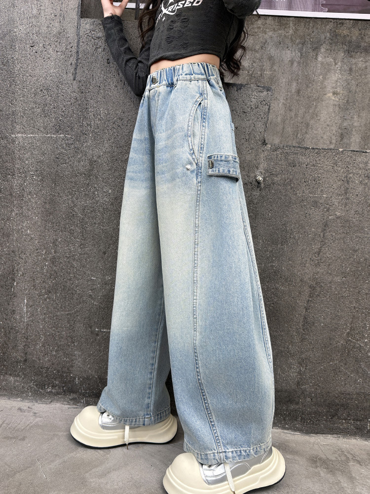 Jeans in denim effetto used per bambini con orlo grezzo e vestibilità comoda - Jeans elasticizzati in vita azzurri per bambine (3-8 anni), stile streetwear alla moda_voghion.com