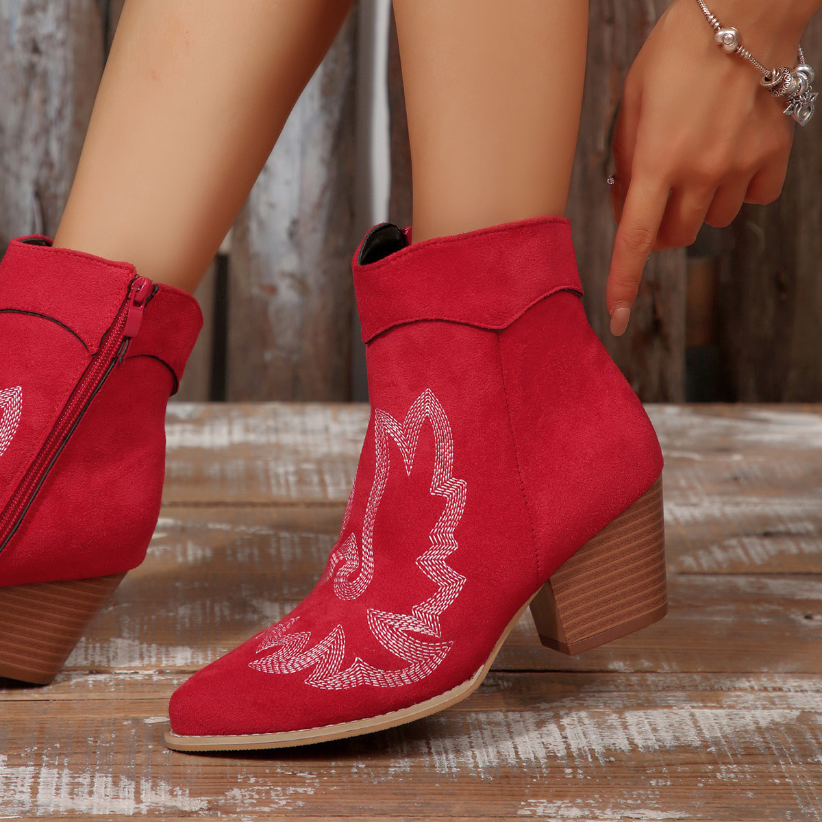 外贸新款大码复古刺绣V口马丁靴女秋冬季棕色粗跟低筒网红骑士靴